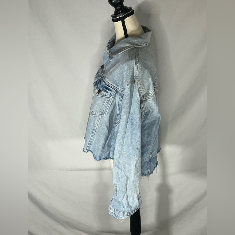 We The Free People Light Wash Blue Distressed Raw Hem Cropped Denim Jacket Med - Picture 5 of 9